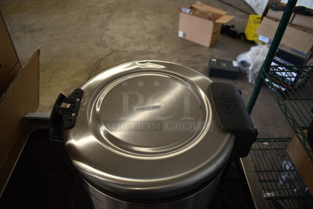 BRAND NEW SCRATCH AND DENT! 2023 Avantco 177RW90 Stainless Steel Commercial Countertop Electric Powered Rice Cooker. 120 Volts, 1 Phase. Tested and Working! - Image 3 of 6
