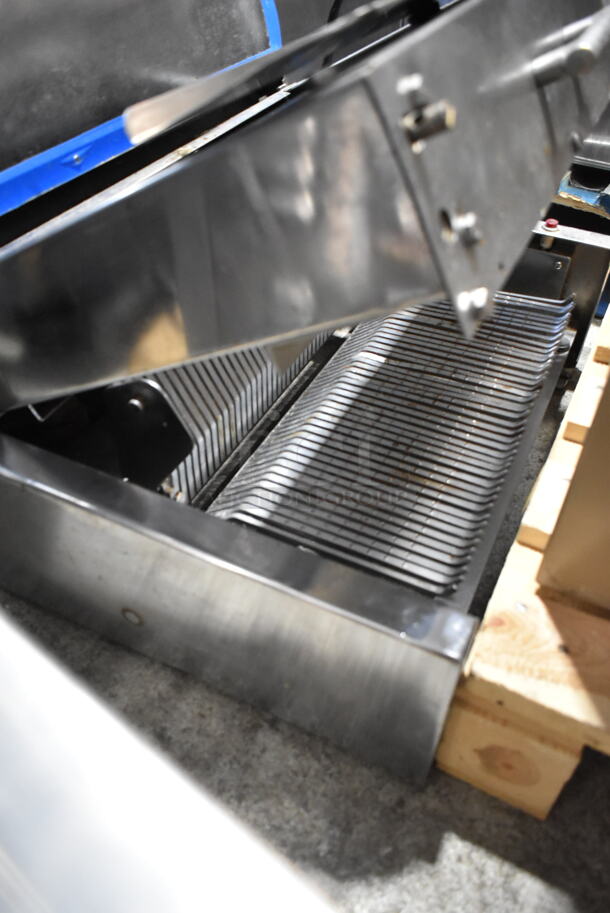 Berkel Stainless Steel Commercial Countertop Bread Loaf Slicer. 115 Volts, 1 Phase. Tested and Powers On But Parts Do Not Move - Image 3 of 4