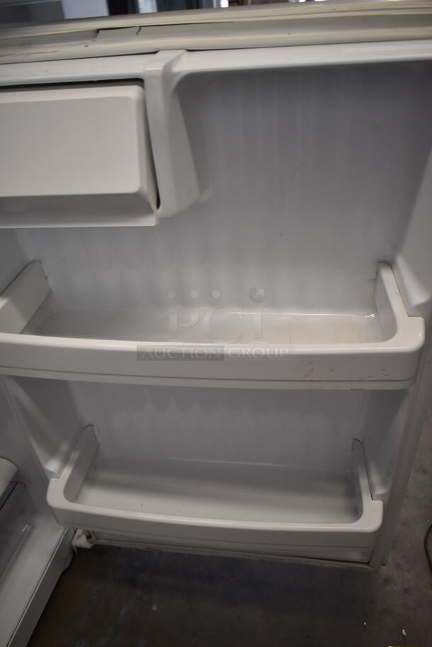 General Electric GE GTS17DBEMRWW Metal Cooler Freezer Combo. 115 Volts, 1 Phase. Tested and Powers On But Does Not Get Cold
 - Image 4 of 5