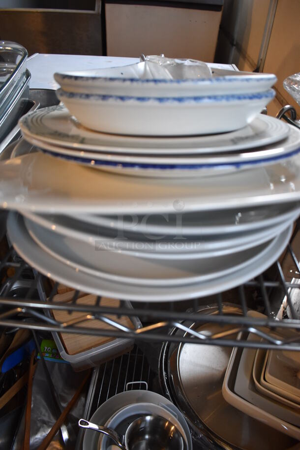 ALL ONE MONEY! Tier Lot of Various Items Including Glass Bakeware and Ceramic Plates - Image 6 of 7