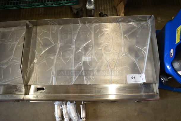 BRAND NEW SCRATCH AND DENT! Avantco 177EG30N Stainless Steel Commercial Countertop Electric Powered Flat Top Griddle. 208/240 Volts, 1 Phase.  - Image 4 of 5