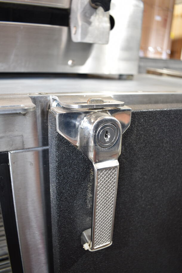 Glastender CP1FB60 Metal Commercial 2 Door Back Bar Cooler. 115 Volts, 1 Phase. Tested and Working! - Image 3 of 4