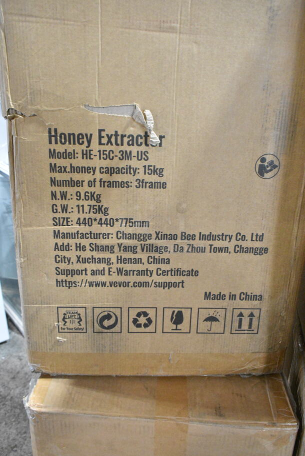 BRAND NEW SCRATCH AND DENT! Vevor HE-15C-3M-US 3 Frame Honey Extractor, Stainless Steel Manual Beekeeping Extraction, Honeycomb Drum Spinner with Transparent Lid - Image 3 of 3