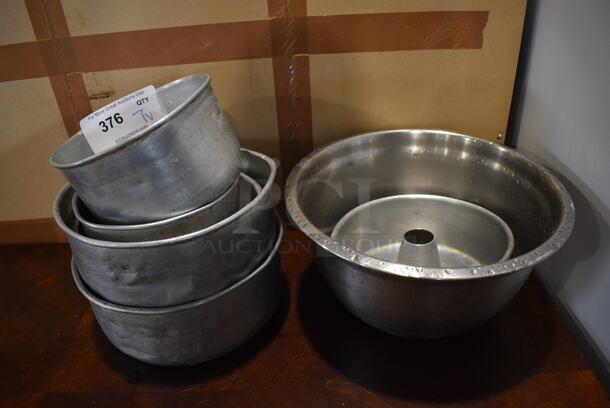 7 Various Metal Items; Bowl, Bundt Cake Pan and 5 Various Round Baking Pans. Includes 12.5x12.5x6.5. 7 Times Your Bid!