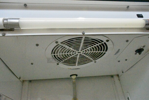 True GDM-12 Metal Commercial Single Door Reach In Cooler Merchandiser w/ Poly Coated Racks. 115 Volts, 1 Phase. Tested and Working! - Image 4 of 5