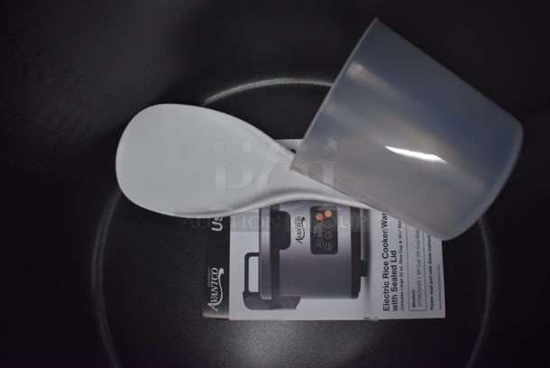 BRAND NEW IN BOX! Avantco 177RCSA90 Stainless Steel Commercial Countertop Rice Cooker. 240 Volts, 1 Phase. 21.5x19x16. Tested and Working! - Image 7 of 9
