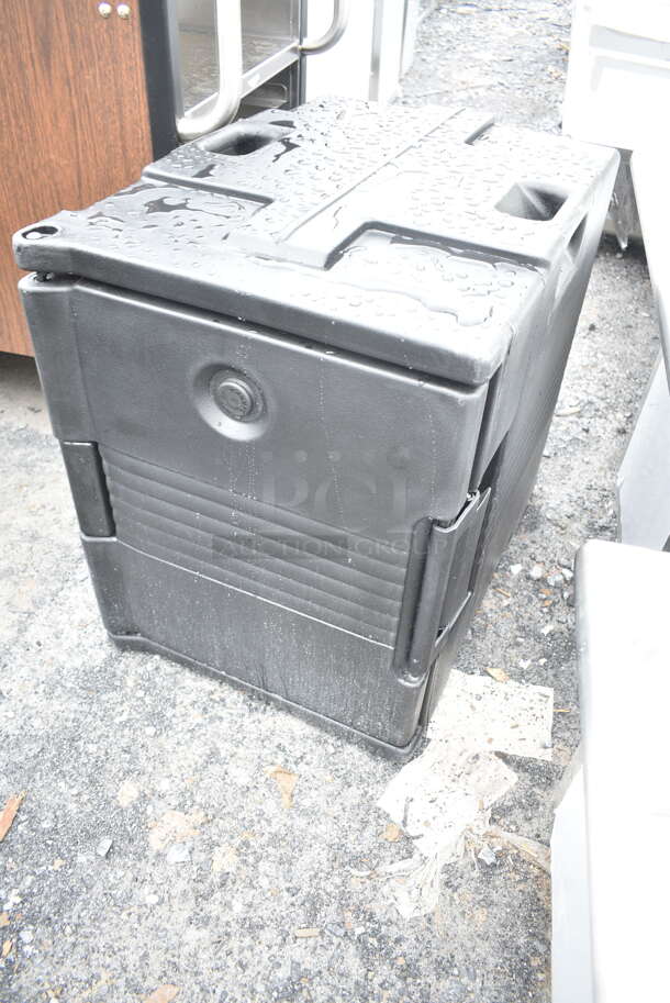 BRAND NEW SCRATCH AND DENT! Cambro UPC400 Black Poly Insulated Catering Carrying Case.  - Image 3 of 5