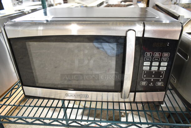 2018 Black & Decker EM925AZE-P Metal Countertop Microwave Oven w/ Plate. 120 Volts, 1 Phase.  - Image 1 of 3