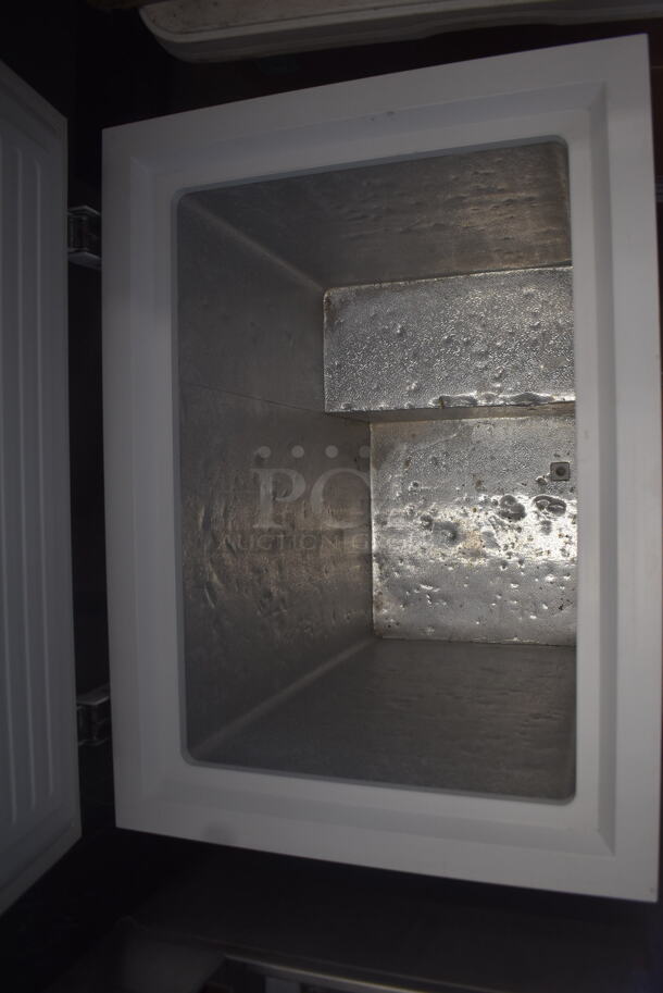 GE FCM5SUCWW White Chest Freezer. 115 Volt 1 Phase. Tested and Powers On But Does Not Get Cold - Image 4 of 6