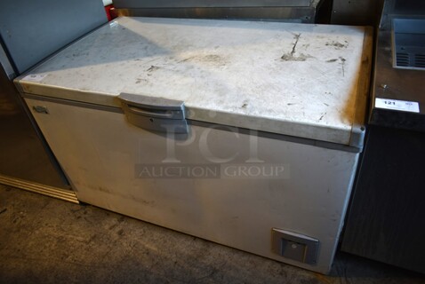 Avantco 178CF14 Metal Chest Freezer w/ Hinge Lid. 115 Volts, 1 Phase. Cannot Test Due To Cut Power Cord