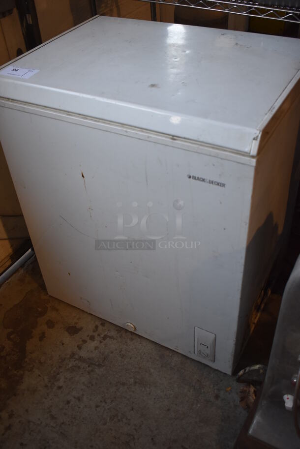 Black & Decker Metal Chest Freezer. 28.5x22x33. Tested and Does Not Power On - Image 5 of 7