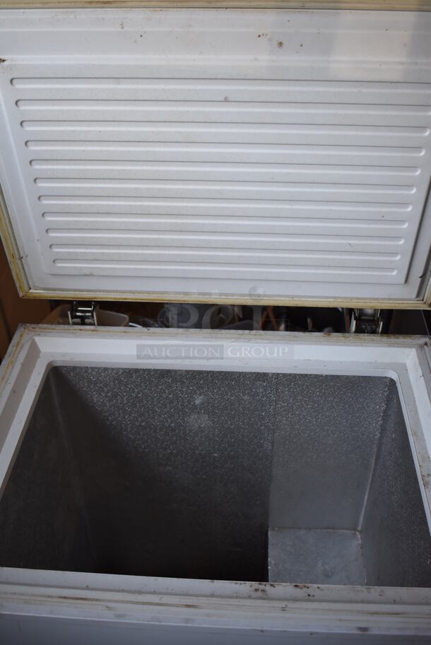 Black & Decker Metal Chest Freezer. 28.5x22x33. Tested and Does Not Power On - Image 6 of 7