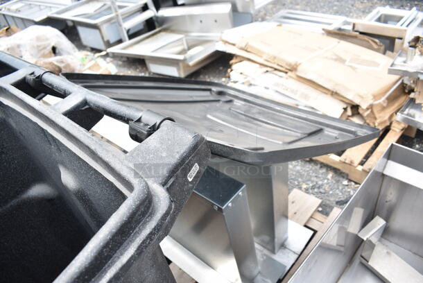 BRAND NEW SCRATCH AND DENT! Gray Poly Toter Trash Can w/ Lid.  - Image 5 of 6