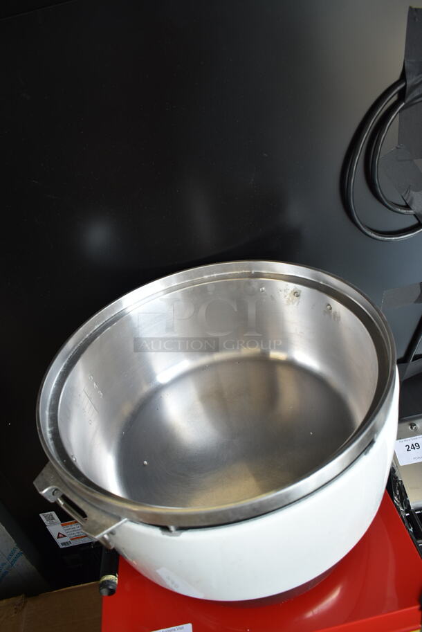BRAND NEW SCRATCH AND DENT! RiceMaster Town RM-55N-R Natural Gas 110 Cup (55 Cup Raw) Gas Rice Cooker and Warmer - Image 3 of 8