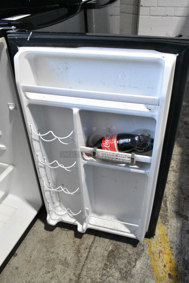 Galanz GL43S5 Metal Mini Cooler. 115 Volts, 1 Phase. Tested and Powers On But Does Not Get Cold - Image 4 of 5