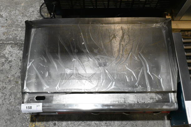 BRAND NEW SCRATCH AND DENT! Avantco 177EG30N Stainless Steel Commercial Countertop Electric Powered Flat Top Griddle. 208/240 Volts, 1 Phase.  - Image 5 of 7