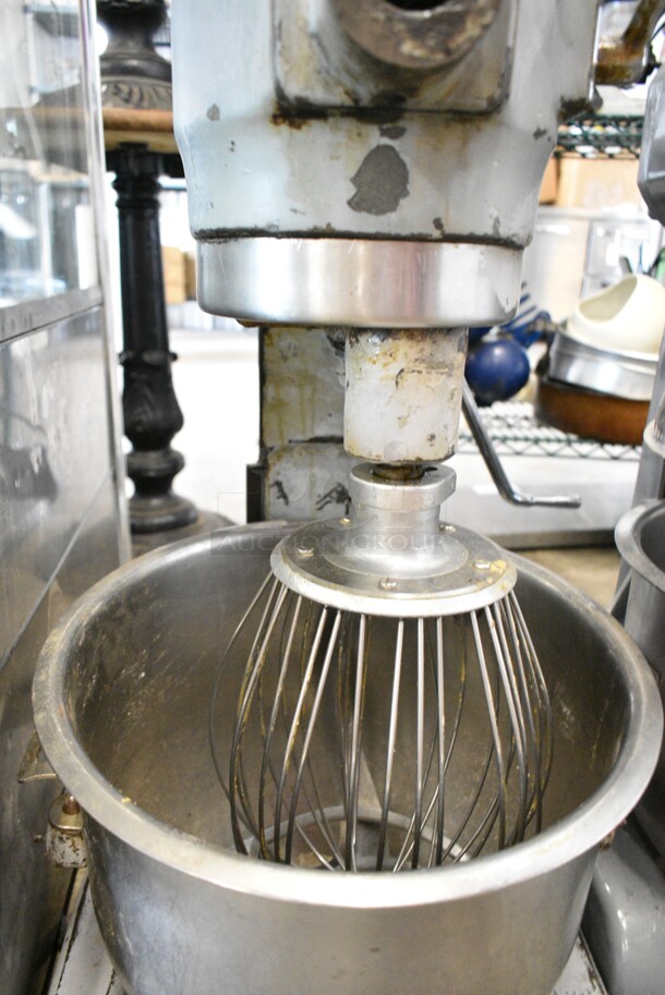 Hobart A-200 Metal Commercial Countertop 20 Quart Planetary Dough Mixer w/ Stainless Steel Mixing Bowl, Dough Hook Paddle and Whisk Attachment. 115 Volts, 1 Phase. Tested and Working!
 - Image 4 of 10
