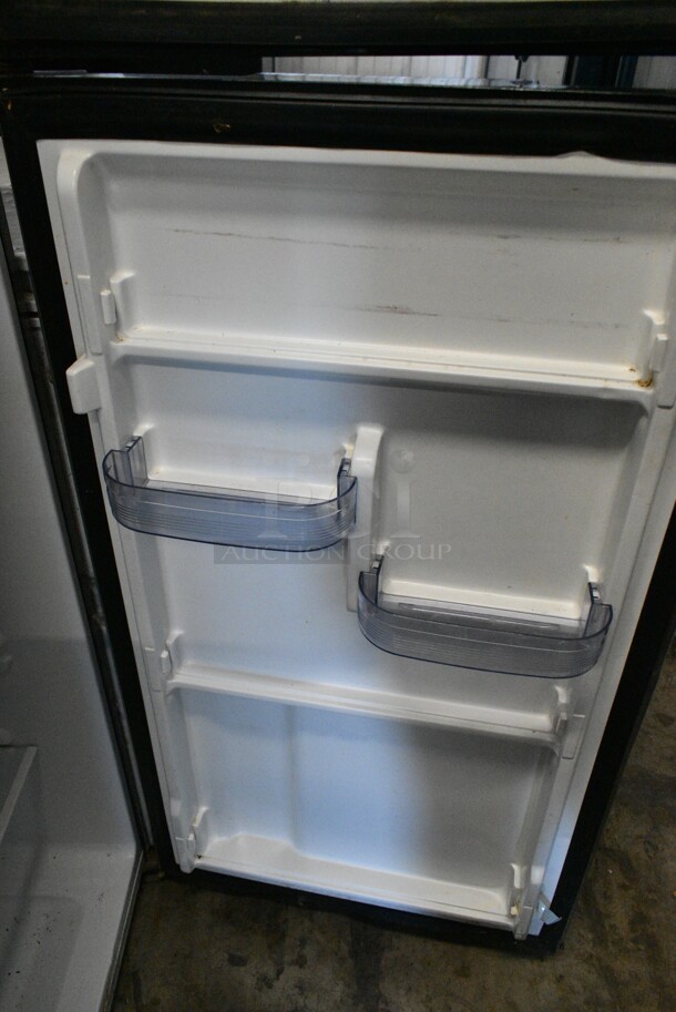 Thomson TFR725 Metal Cooler w/ Freezer. 115 Volts, 1 Phase. Tested and Powers On But Does Not Get Cold - Image 6 of 8