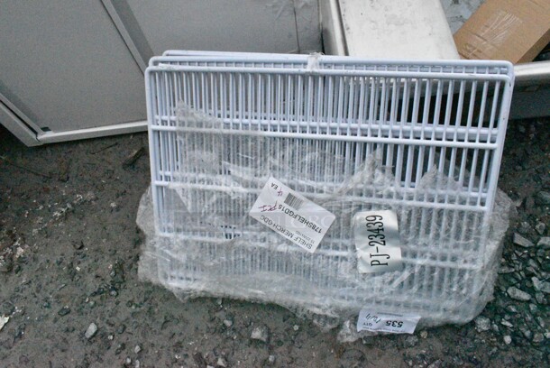 BRAND NEW SCRATCH AND DENT! Avantco 178SHELFGD15 Coated Wire Shelf - 22 1/4" x 16" - Image 3 of 6