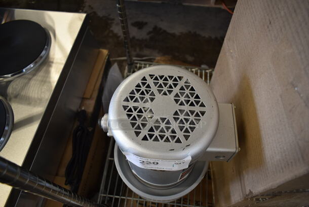 BRAND NEW SCRATCH AND DENT! Hobart Metal Commercial Garbage Disposal. 208/410 Volts, 3 Phase. - Image 3 of 5