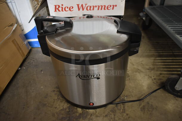 BRAND NEW SCRATCH AND DENT! Avantco 177RW92 Stainless Steel Commercial Countertop Electric Powered 90 Cup Rice Cooker. 120 Volts, 1 Phase. Tested and Working! - Image 1 of 8