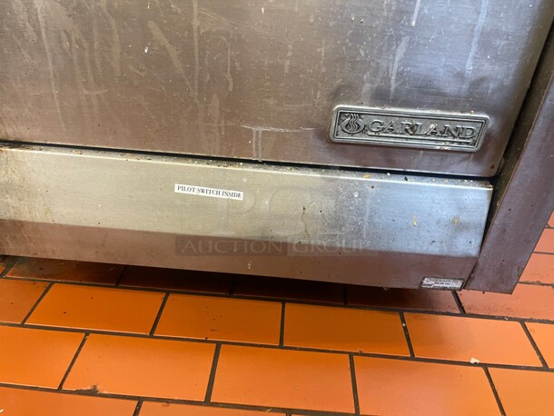 Working! Garland M47R Master Series Natural Gas 34 inch Commercial Griddle with Standard Oven - 139,000 BTU (Manual Controls)  - Image 10 of 10