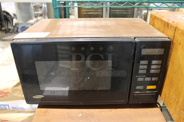 Samsung MW 3540T Countertop Microwave Oven. 120 Volts, 1 Phase.  - Image 1 of 5