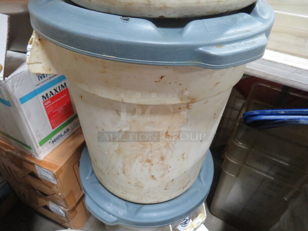 One Brute Rubbermaid Ingredient Bin With Lid. - Image 1 of 1