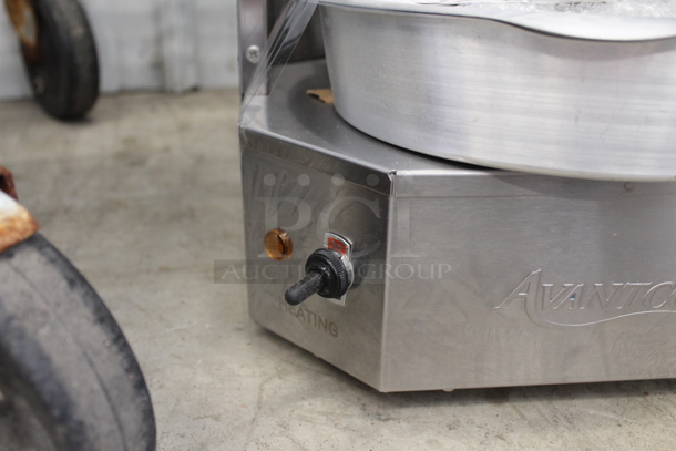 BRAND NEW SCRATCH AND DENT! Avantco 177VBE101A Stainless Steel Commercial Countertop Electric Powered 20 lb. Vertical Broiler. 120 Volts, 1 Phase. Tested and Working! - Image 4 of 8