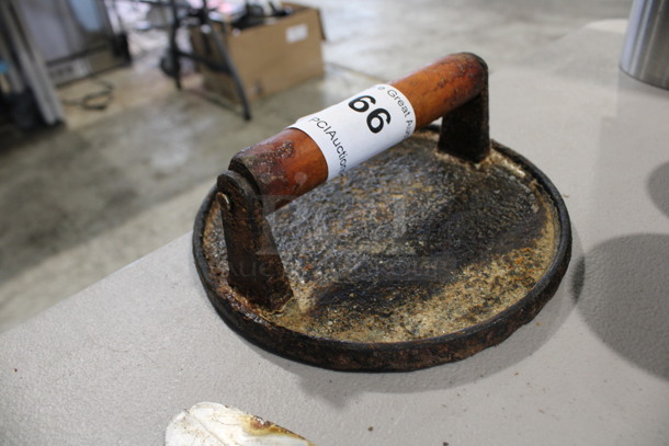 Cast Iron Round Bacon Press. 7x7x2.5 - Image 2 of 3