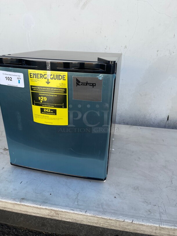 Brand New! Upright Commercial Counter Top  Freezer 115 Volt NSF Tested and Working! - Image 4 of 11