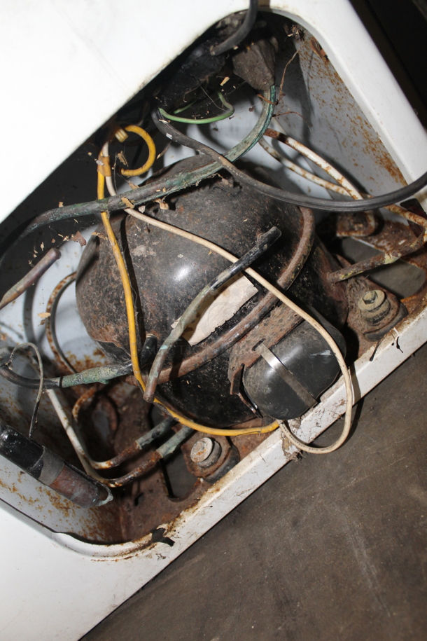 Kelvinator KCM253F Electric White Chest Food Freezer. 115 Volts, 1 Phase. Tested and Working! - Image 10 of 10