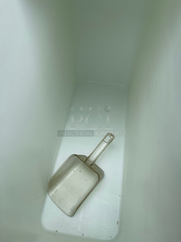 Clean! Baker's Mark 21 Gallon / 335 Cup White Slant Top Mobile Ingredient Storage Bin with Sliding Lid & Scoop NSF on Casters  - Image 6 of 7