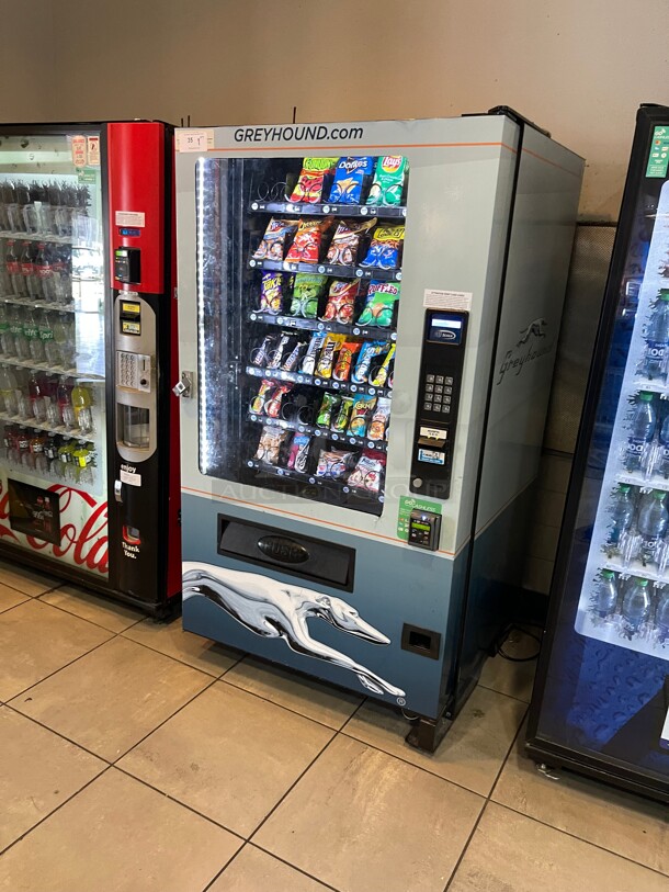 Working! Seaga Infinity INF5S Commercial Snack Vending Machine Made In The USA  Cash Or CC NSF 115 Volt Tested and Working! Currently In Use!  - Image 7 of 7