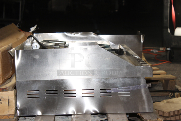 BRAND NEW SCRATCH & DENT!Avantco EG30N 30" Electric Countertop Griddle - 208/240V, 3375W-4500W. Denting on the outside. Spot welds on handle of grease tray are broken. S/N: EG3023120047 30-1/8 x 19 7/16 x 15 3/8. - Image 5 of 7