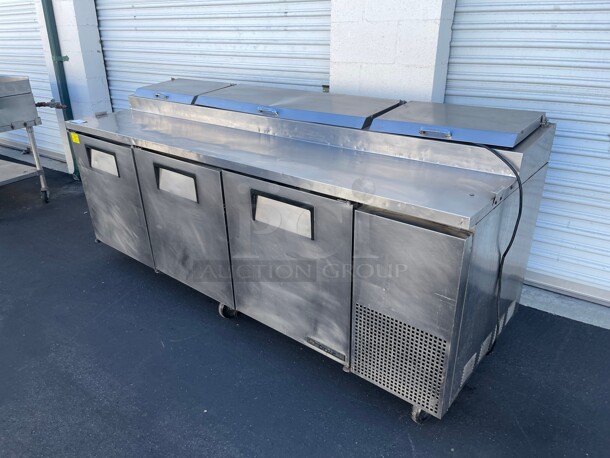 Working! True TPP-93 Commercial 93 inch Pizza Prep Table With Three Refrigerated Doors NSF 115 Volt Tested and Working! - Image 5 of 8