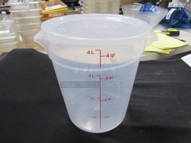 One Cambro 4 Quart Food Storage Containber With Lid.