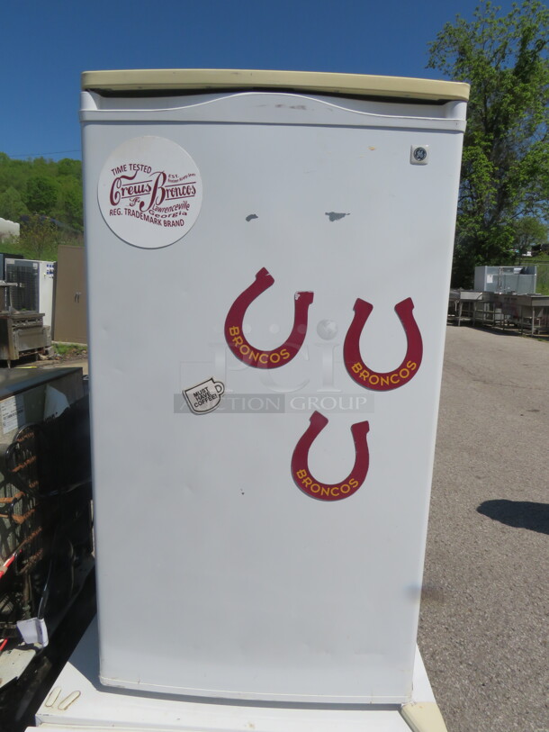 One WORKING Emerson 1 Door Under Counter Refrigerator With 2 Racks. Model# TAX4DNYCWH. 115 Volt. 19X18X34