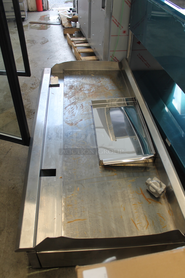 BRAND NEW SCRATCH AND DENT! Avantco 177CAG60MG Stainless Steel Commercial Countertop Natural Gas Powered Flat Top Griddle. - Image 4 of 5