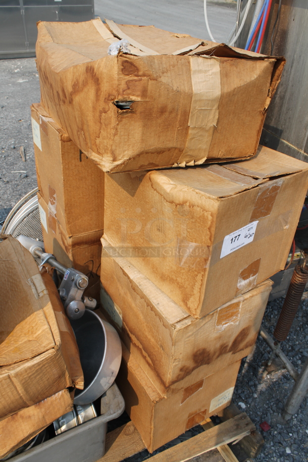 ALL ONE MONEY! Lot of Plastic Containers With Lids, Cake Pans, Colander, Ice Cream Scoopers, Large Pizza Pans, Baking Sheet, Wood Pallet AND MORE!  - Image 3 of 5