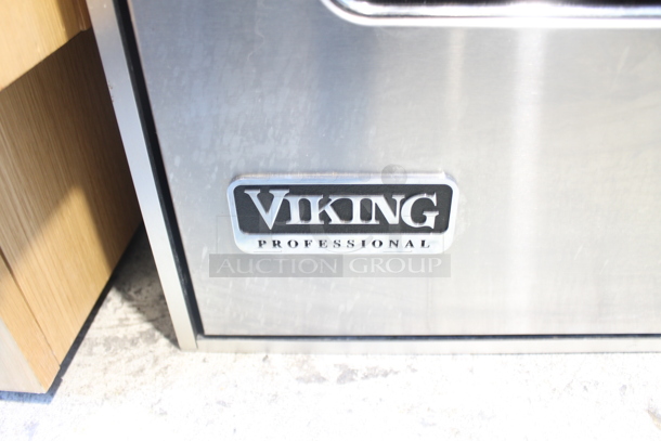 Viking VESO127SS Professional Series Ultra-Premium Select
27 Inch Single Electric Wall Oven with 4.2 cu. ft. Capacity, Vari-Speed Dual Flow Convection, Rapid Ready Preheat and 10-Pass Broiler: Stainless Steel 208-240 Volts 1 Phase.  - Image 4 of 8