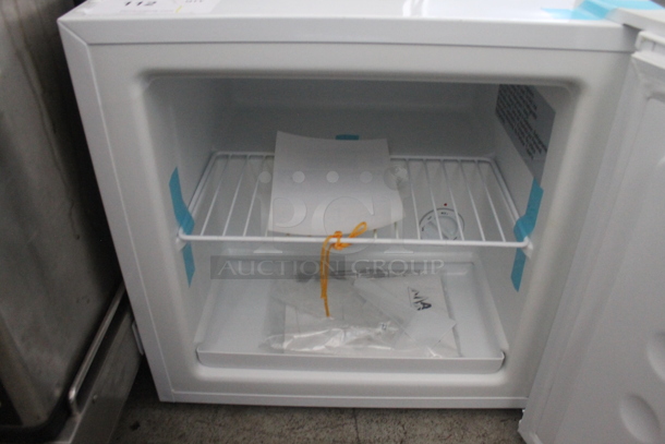 Arctic King AUFM011AEW Mini Freezer. 115 Volts, 1 Phase. Tested and Does Not Power On - Image 4 of 5