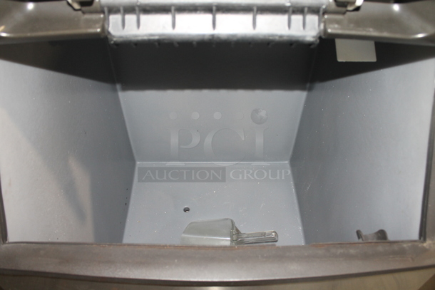 Manitowoc ID0602A-261 Stainless Steel Commercial Ice Head on Manitowoc B570 Stainless Steel Commercial Ice Bin. 208-230 Volts, 1 Phase. - Image 4 of 7
