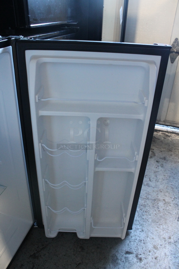 Galanz GLR33MBKE23 Metal Mini Cooler. 115 Volts, 1 Phase. Tested and Working! - Image 3 of 5