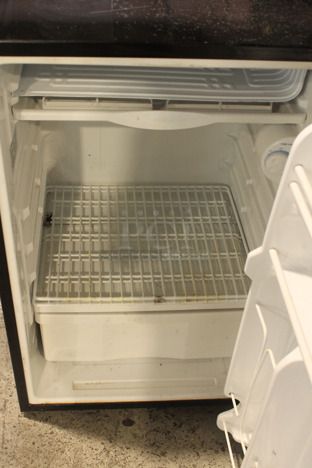 General Electric WMR04BAPBBB Metal Mini Cooler. 115 Volts, 1 Phase. Tested and Powers On But Does Not Get Cold - Image 2 of 6