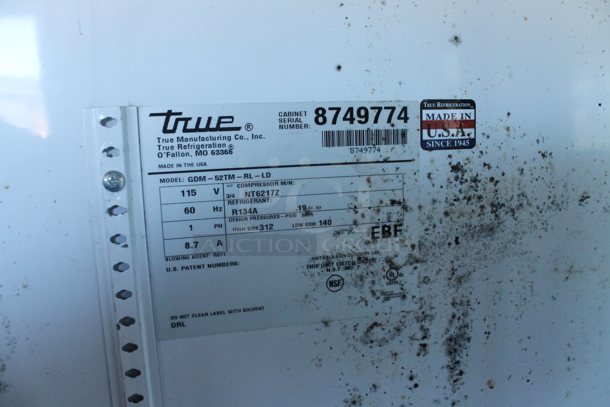 2017 True GDM-52TM-RL-LD Metal Commercial 2 Door Reach In Cooler Merchandiser w/ Poly Coated Racks. 115 Volts, 1 Phase. Tested and Working! - Image 4 of 5