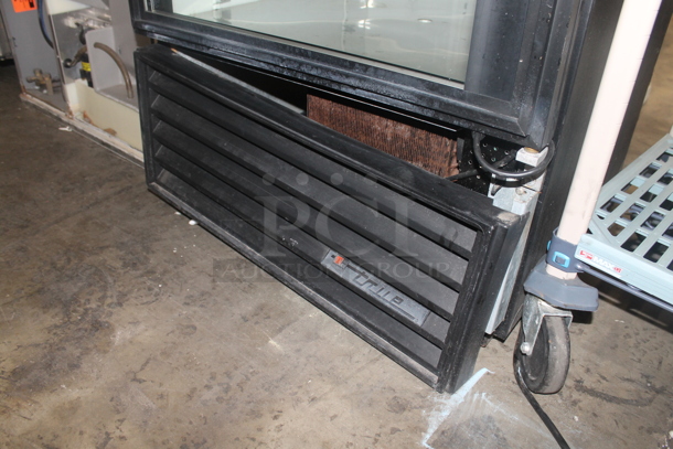 True GDM-26 Metal Commercial Single Door Reach In Cooler Merchandiser w/ Poly Coated Racks. 115 Volts, 1 Phase. Tested and Powers On But Does Not Get Cold - Image 4 of 7