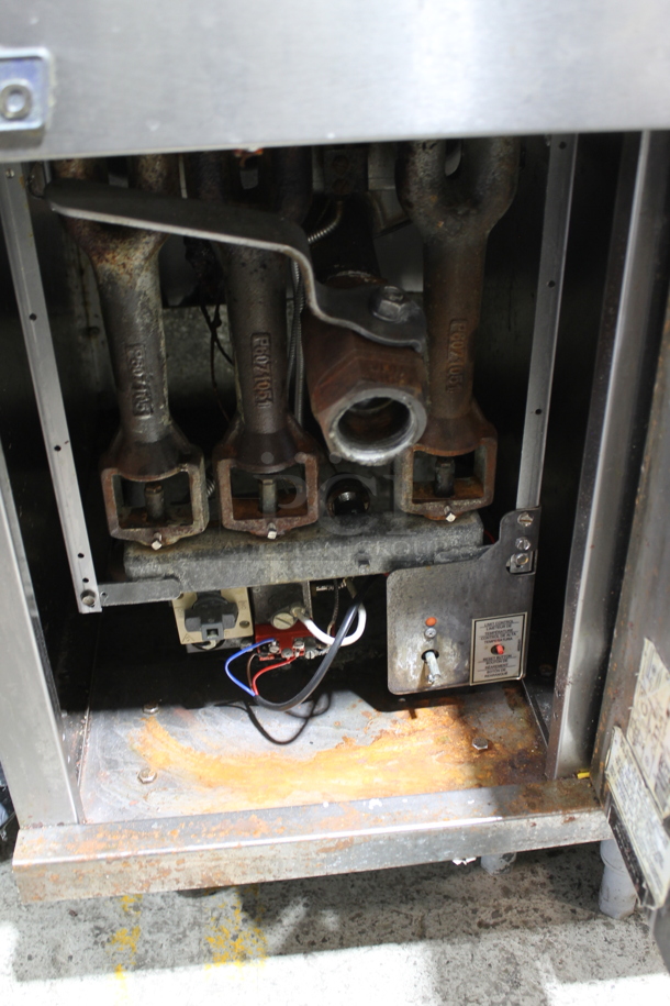 2012 Pitco Frialator 40C+ Stainless Steel Commercial Floor Style Natural Gas Powered Deep Fat Fryer. 105,000 BTU.  - Image 4 of 5