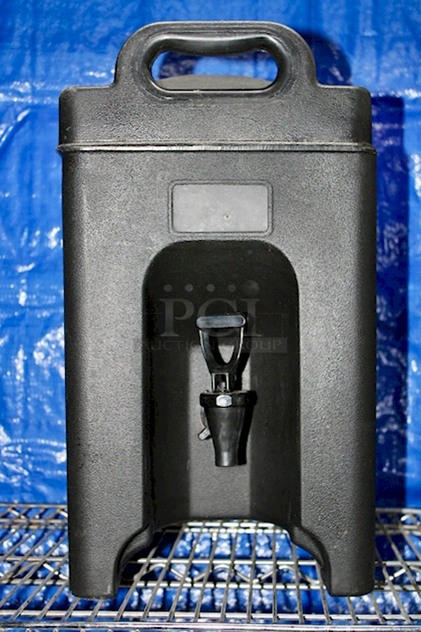 BRIEFLY USED! Carlisle XT500003 Cateraide™ XT 5 Gallon Black Insulated Beverage Dispenser. 10-1/2x17x18-1/2
