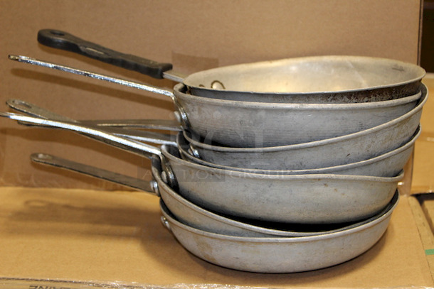 AWESOME VALUE! Browne 5813828 8" Non-Stick Aluminum Frying Pan w/ Solid Silicone Handle. 7x your Bid - Image 3 of 5